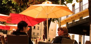 Students grabbing a coffee after French lessons in Rouen